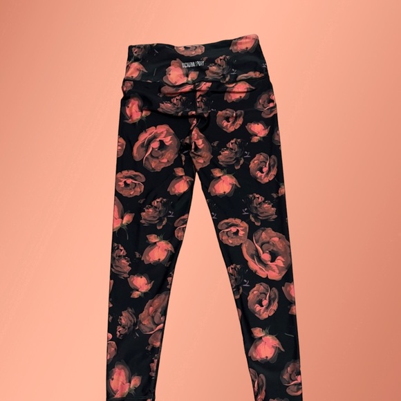 Victoria’s Secret - Victoria Sport Ladies Size M Leggings - Black & Coral Floral - Picture 12 of 13